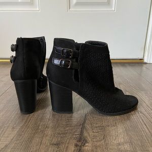 Black shoes sandal with zipper and buckle/open toe